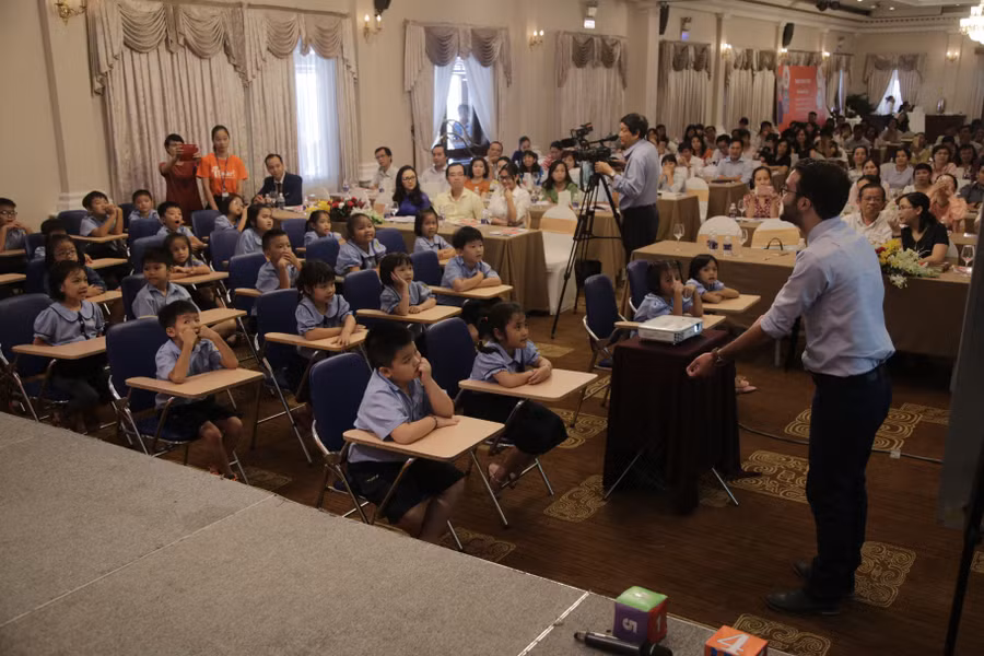 Giáo viên và học sinh tiểu học thực hiện một bài giảng số iSmart cho các đại biểu đánh giá Giáo viên và học sinh tiểu học thực hiện một bài giảng số iSmart cho các đại biểu đánh giá