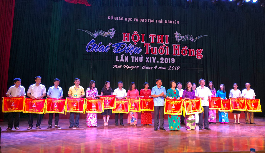Ban tổ chức trao cờ cho các đội đoạt giải. Ban tổ chức trao cờ cho các đội đoạt giải.