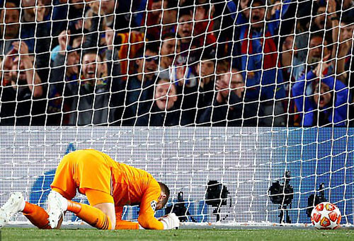 Còn De Gea và hàng thủ Man Utd đã chơi tệ hại trong lần đầu tiên vào tứ kết sau 5 năm Còn De Gea và hàng thủ Man Utd đã chơi tệ hại trong lần đầu tiên vào tứ kết sau 5 năm