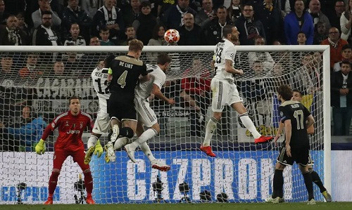 De Ligt đánh bại Alex Sandro và Daniele Rugani khi ghi bàn thắng quyết định De Ligt đánh bại Alex Sandro và Daniele Rugani khi ghi bàn thắng quyết định