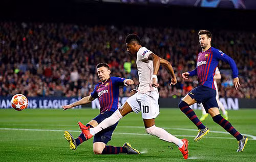 Tình huống dứt điểm chạm xà ngang của Rashford ngay phút thứ nhất