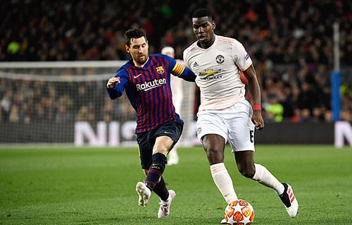 Messi (trái) thoải mái nhảy múa trước hàng thủ Man Utd Messi (trái) thoải mái nhảy múa trước hàng thủ Man Utd