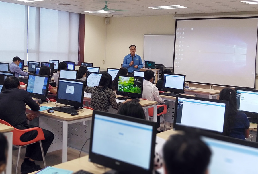 Các chuyên viên của Tổng Liên đoàn Lao động Việt Nam giới thiệu và hướng dẫn sử dụng hệ thống phần mềm Các chuyên viên của Tổng Liên đoàn Lao động Việt Nam giới thiệu và hướng dẫn sử dụng hệ thống phần mềm