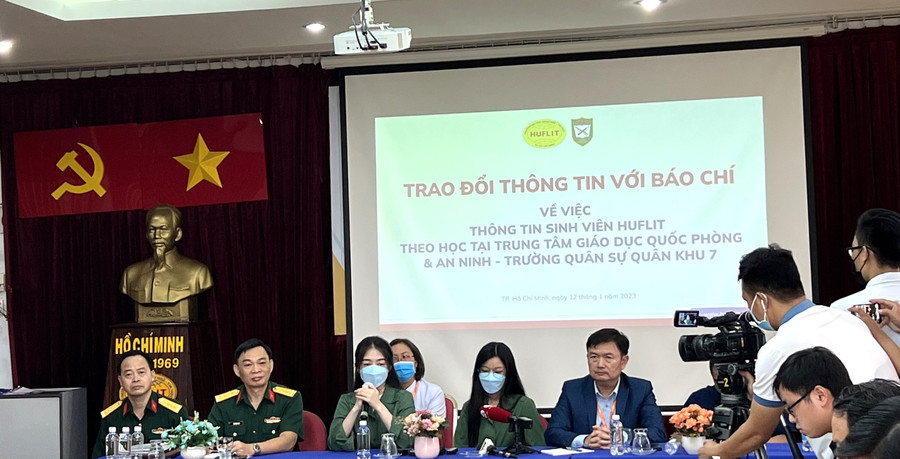 Nữ sinh viên quay clip đang thông tin lại vụ việc cho báo chí
