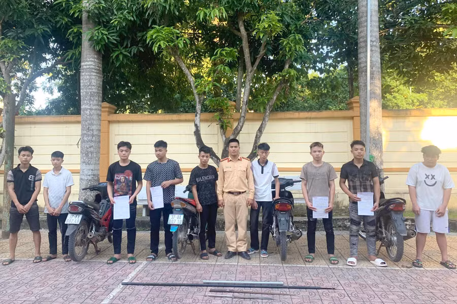 Nhóm thanh thiếu niên tham gia đua xe tại Công an huyện Quế Phong.
