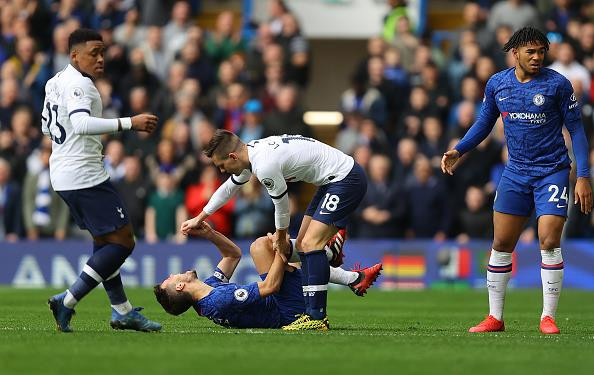 Tư vấn trọng tài sai mười mươi trận Chelsea và Tottenham, VAR Ngoại hạng Anh hứng mưa chỉ trích