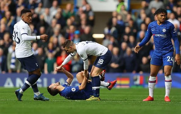 Tư vấn trọng tài sai mười mươi trận Chelsea và Tottenham, VAR Ngoại hạng Anh hứng mưa chỉ trích