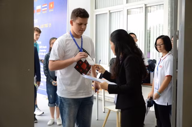 Thí sinh bước vào phòng thi