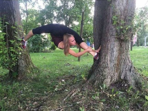 Tạo dáng chụp ảnh khó đỡ của chị em. Tạo dáng chụp ảnh khó đỡ của chị em.