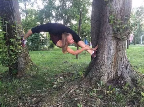 Tạo dáng chụp ảnh khó đỡ của chị em.