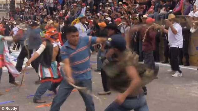 cam roi vut nhau tui bui theo truyen thong o mexico hinh anh 1