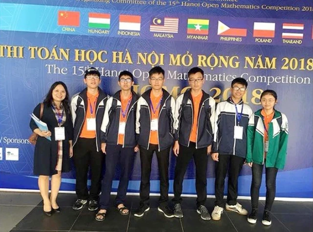 Cô bé là thành viên nữ duy nhất của đội tuyển Nghệ An dự thi Toán học Hà Nội mở rộng