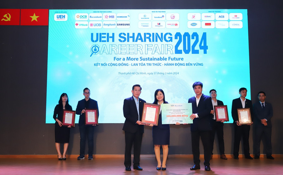 Doanh nghiệp tham gia chuỗi sự kiện UEH SHARING - CAREER FAIR 2024 trao học bổng cho sinh viên.