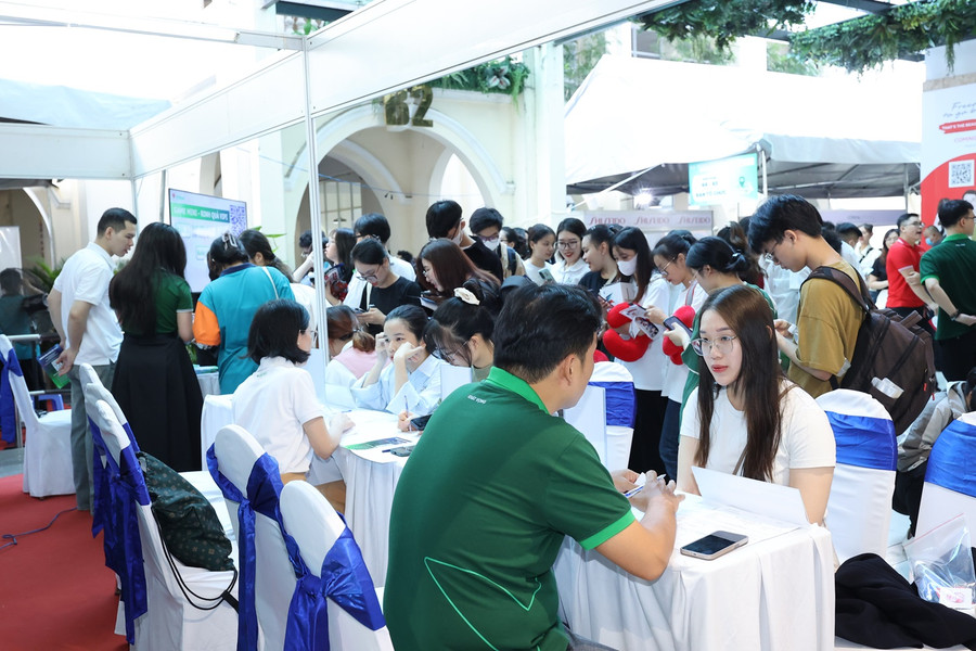 Sinh viên tham gia ứng tuyển việc làm thông qua phỏng vấn trực tiếp tại UEH SHARING - CAREER FAIR 2024. Sinh viên tham gia ứng tuyển việc làm thông qua phỏng vấn trực tiếp tại UEH SHARING - CAREER FAIR 2024.