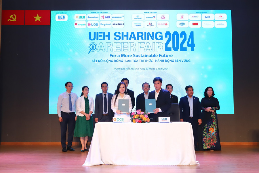 Đại diện UEH ký kết hợp tác với Doanh nghiệp tại sự kiện UEH SHARING - CAREER FAIR 2024. Đại diện UEH ký kết hợp tác với Doanh nghiệp tại sự kiện UEH SHARING - CAREER FAIR 2024.