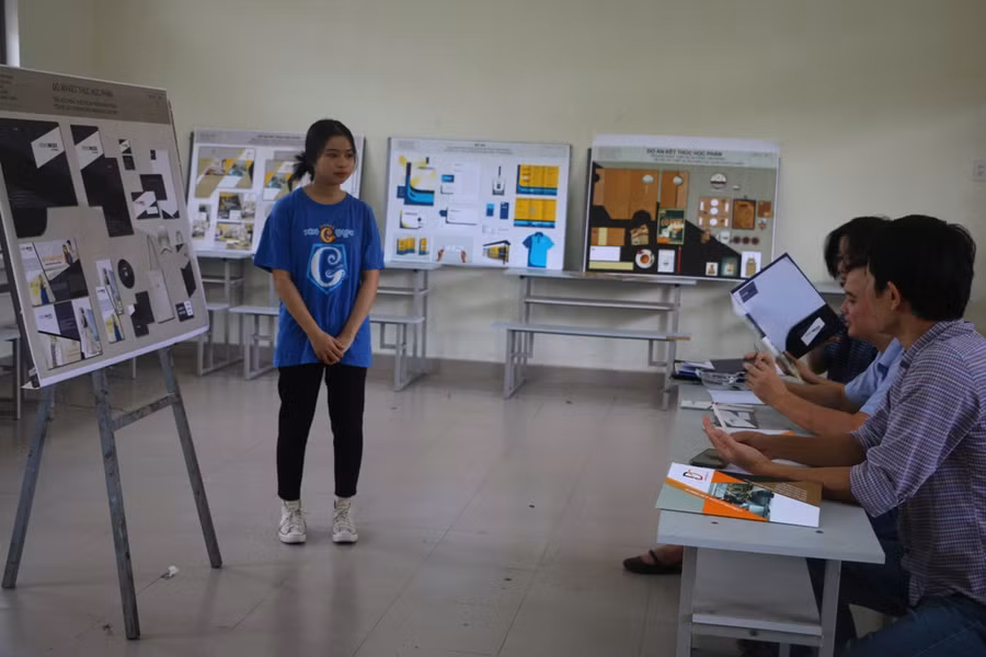 Một buổi bảo vệ bảo vệ đồ án của sinh viên nhà trường