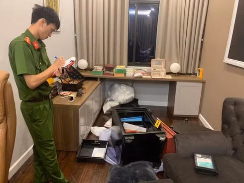 Công an khám nghiệm hiện trường. Ảnh: Zing.vn.