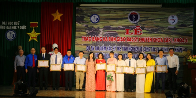 Tặng bằng khen cho các bệnh viện, trường Đại học và cơ sở Y tế đã có nhiều đóng góp trong việc cử cán bộ về công tác tại vùng sâu, vùng xa Tặng bằng khen cho các bệnh viện, trường Đại học và cơ sở Y tế đã có nhiều đóng góp trong việc cử cán bộ về công tác tại vùng sâu, vùng xa