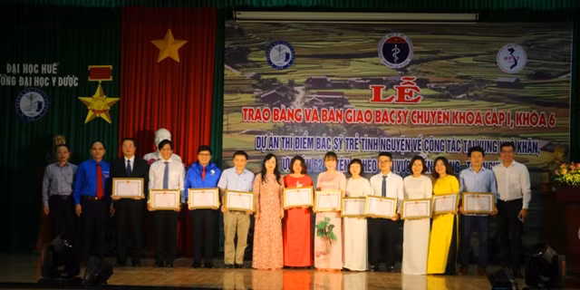 Tặng bằng khen cho các bệnh viện, trường Đại học và cơ sở Y tế đã có nhiều đóng góp trong việc cử cán bộ về công tác tại vùng sâu, vùng xa