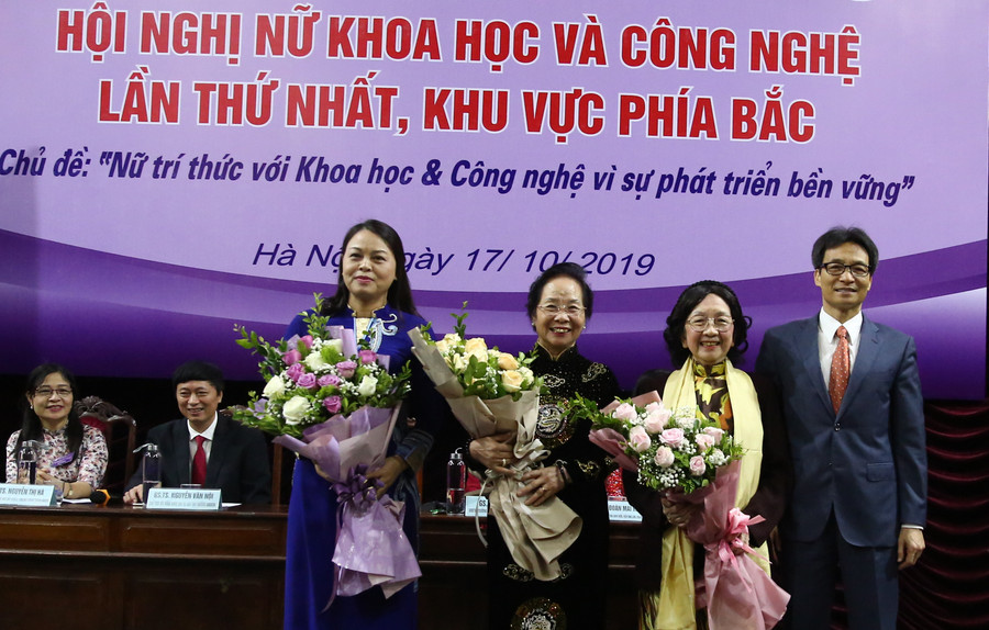 Phó Thủ tướng Vũ Đức Đam chúc mừng các nữ trí thức. Phó Thủ tướng Vũ Đức Đam chúc mừng các nữ trí thức.