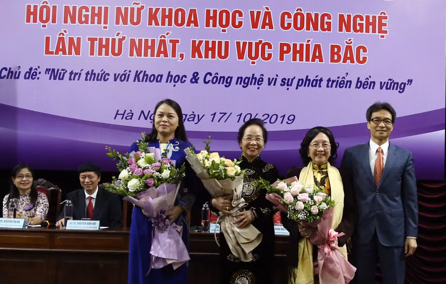 Phó Thủ tướng Vũ Đức Đam chúc mừng các nữ trí thức.