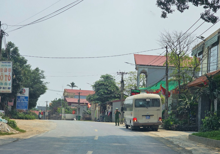 Lực lượng chức năng lập chốt truy tìm phạm nhân trốn trại. (Ảnh: NT) Lực lượng chức năng lập chốt truy tìm phạm nhân trốn trại. (Ảnh: NT)