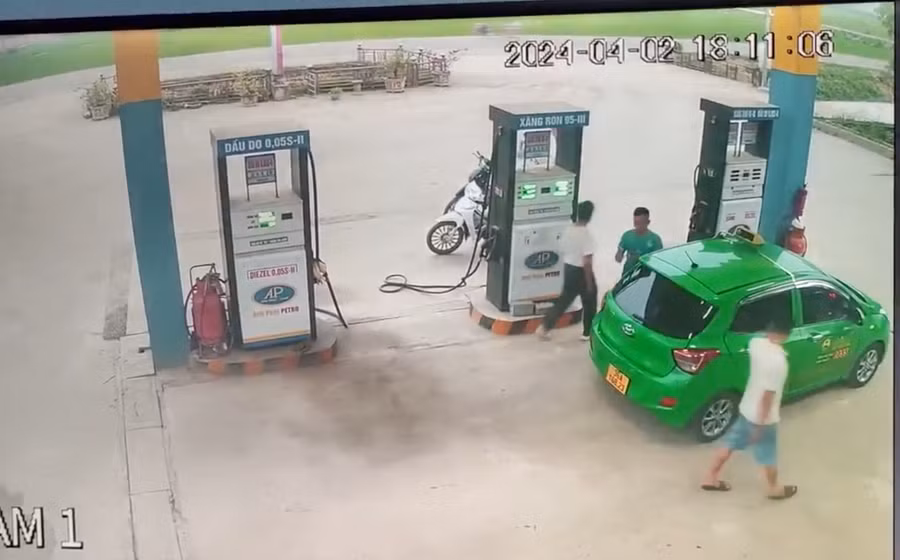 camera an ninh tại cây xăng. (Ảnh: cắt từ clip).