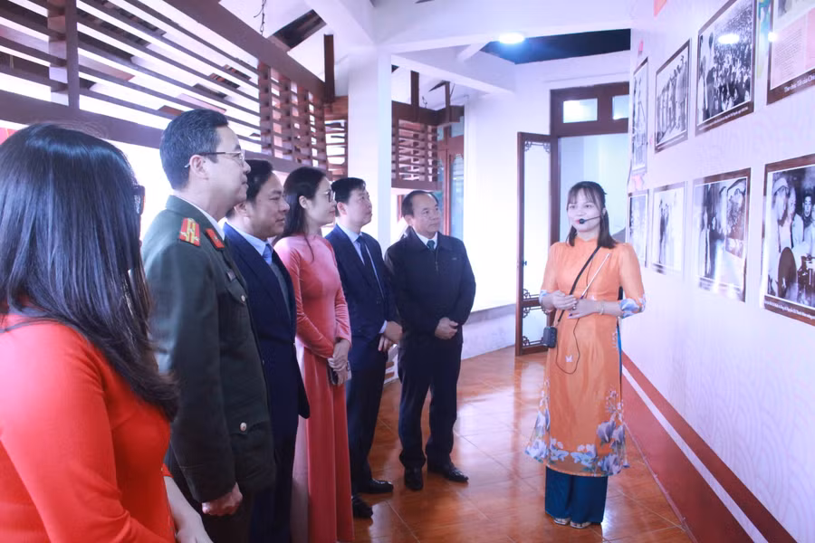 Các đại biểu tham dự triển lãm.