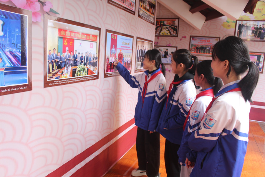 Các em học sinh hào hứng tham gia triển lãm. Các em học sinh hào hứng tham gia triển lãm.