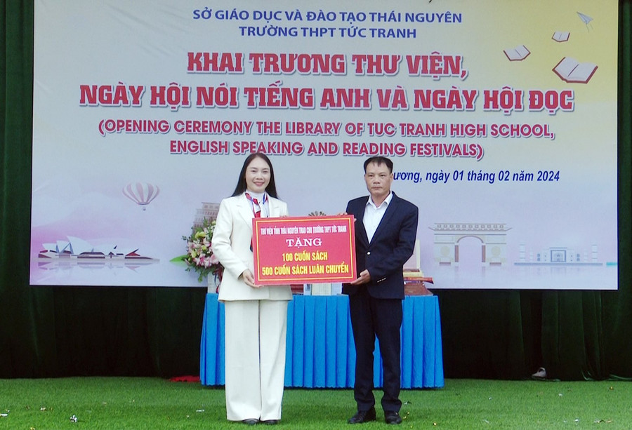 Thư viện tỉnh Thái Nguyên trao tặng 100 cuốn sách mới, hỗ trợ để thành lập Thư viện truờng THPT Tức Tranh. Thư viện tỉnh Thái Nguyên trao tặng 100 cuốn sách mới, hỗ trợ để thành lập Thư viện truờng THPT Tức Tranh.