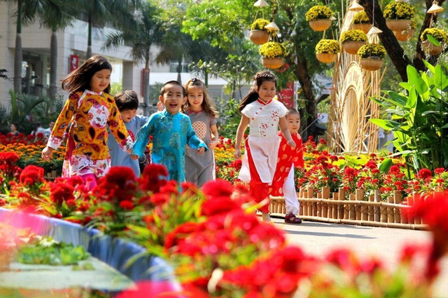 Bất thường Tết miền Bắc nắng nóng như mùa hè, vì sao? - Ảnh 1. Bất thường Tết miền Bắc nắng nóng như mùa hè, vì sao? - Ảnh 1.