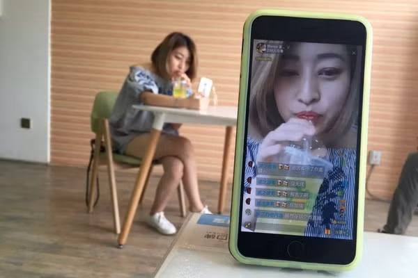 Nhiều người tìm đến các nền tảng livestream mỗi khi cảm thấy buồn chán.