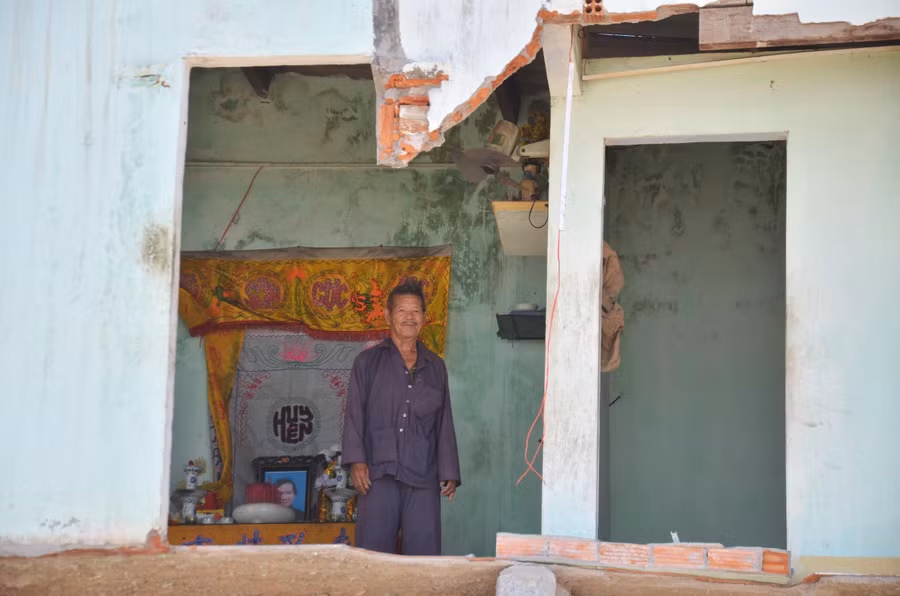 Theo lời kể của ông Tới, con trai là ông Nguyễn Thanh đi làm ăn xa nên chỉ có mỗi ông ở nhà nhang khói cho người vợ đã mất, căn nhà bị sóng đánh sập vào lúc đêm tối nhưng may mắn là chiều cùng ngày ông đã được các con ở gần đó đưa đi lánh nạn. Tuy nhiên, nhiều đồ dùng giá trị trong nhà đã bị sóng biển cuốn trôi.