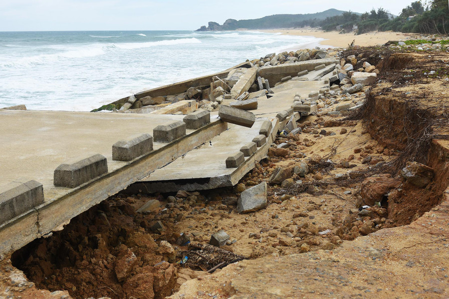 Vào giữa tháng 11/2019, công trình kè chắn sóng chống sạt lở bờ biển tổ dân phố Thạnh Đức 1, phường Phổ Thạnh với chiều dài 302m có tổng mức đầu tư 15 tỷ đồng được đưa vào sử dụng. Tuy nhiên, qua nhiều đợt thiên tai đã dẫn đến hư hỏng và sạt lở đe dọa an toàn tính mạng hàng trăm người dân.