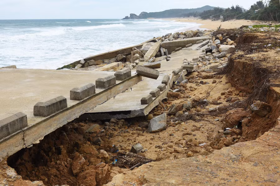 Vào giữa tháng 11/2019, công trình kè chắn sóng chống sạt lở bờ biển tổ dân phố Thạnh Đức 1, phường Phổ Thạnh với chiều dài 302m có tổng mức đầu tư 15 tỷ đồng được đưa vào sử dụng. Tuy nhiên, qua nhiều đợt thiên tai đã dẫn đến hư hỏng và sạt lở đe dọa an toàn tính mạng hàng trăm người dân.