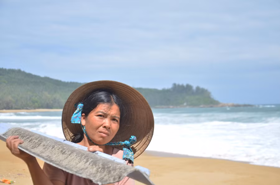 Theo chị Mến, những mùa mưa bão trước chưa khi nào sóng biển lại hung dữ như những đợt vừa qua, triều cường nổi lên mạnh lạ thường, các con sóng tung bọt trắng xóa dội liên tiếp vào bờ, nhất là ban đêm sóng biển dâng cao đánh thẳng vào móng nhà.