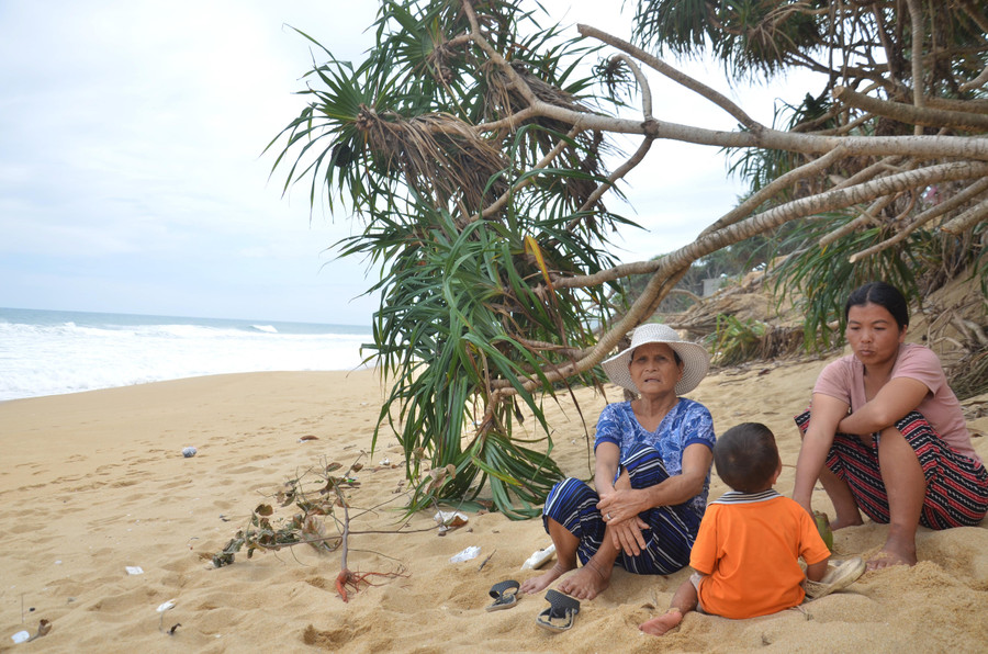 Chị Mến và những hộ dân sống dọc theo bờ biển tổ dân phố Thạnh Đức 1 đang sống trong nơm nớp lo sợ biển có thể nuốt chửng căn nhà của mình bất cứ lúc nào. Nhiều người lo ngại từ nay đến hết tháng 11 âm lịch là lúc triều cường đánh mạnh nhất sẽ còn nuốt chửng thêm nhiều nhà khác.