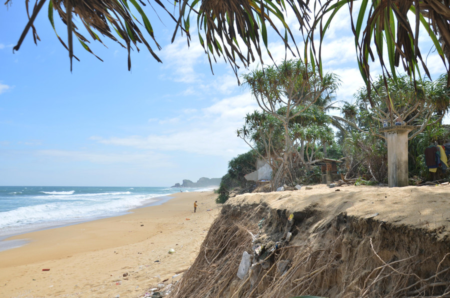 Sóng biển khoét sâu vào bờ biển để lại những hộc sâu.