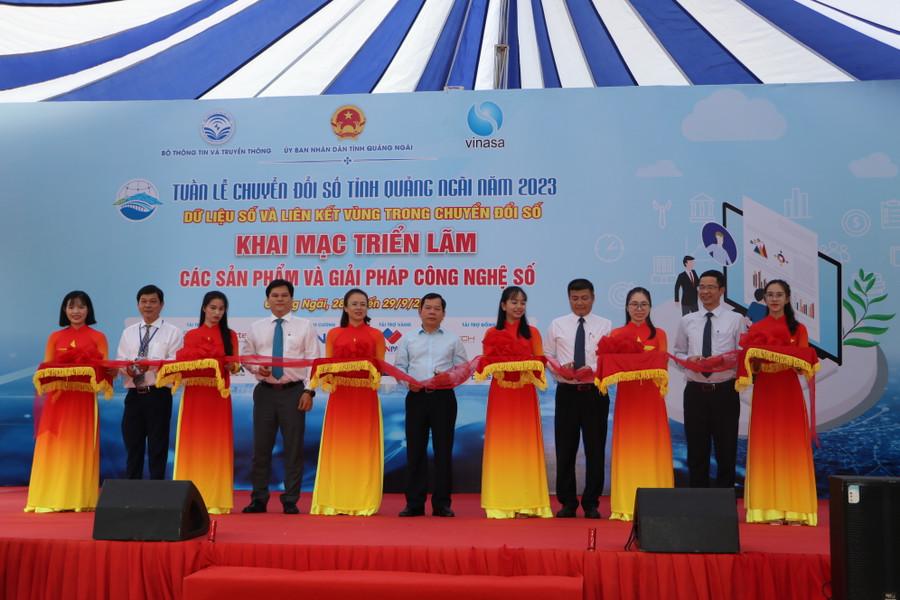 Lãnh đạo tỉnh Quảng Ngãi, các sở ngành và đại diện doanh nghiệp cắt băng khai mạc triển lãm sản phẩm và giải pháp công nghệ số.