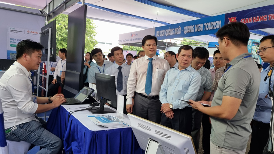 Nhóm kỹ sư Atoma giới thiệu sản phẩm, giải pháp công nghệ số với lãnh đạo tỉnh Quảng Ngãi.