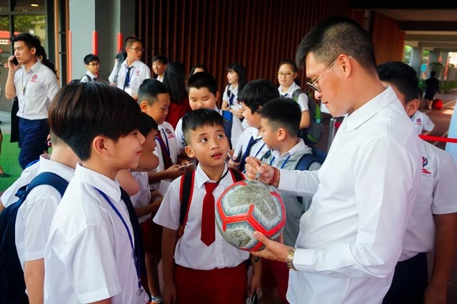 Công Vinh ký và tặng bóng cho học sinh 