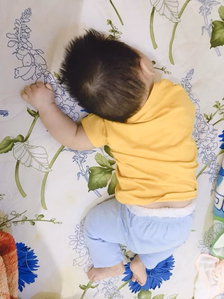 Các bé có vẻ rất khoái tư thế ngủ nằm úp và chổng mông.