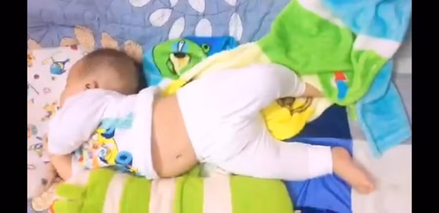 Dáng nằm uốn éo.