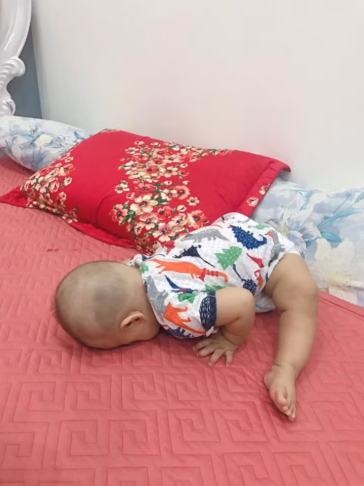 Có lẽ em bé này đang tập chống đẩy chăng?