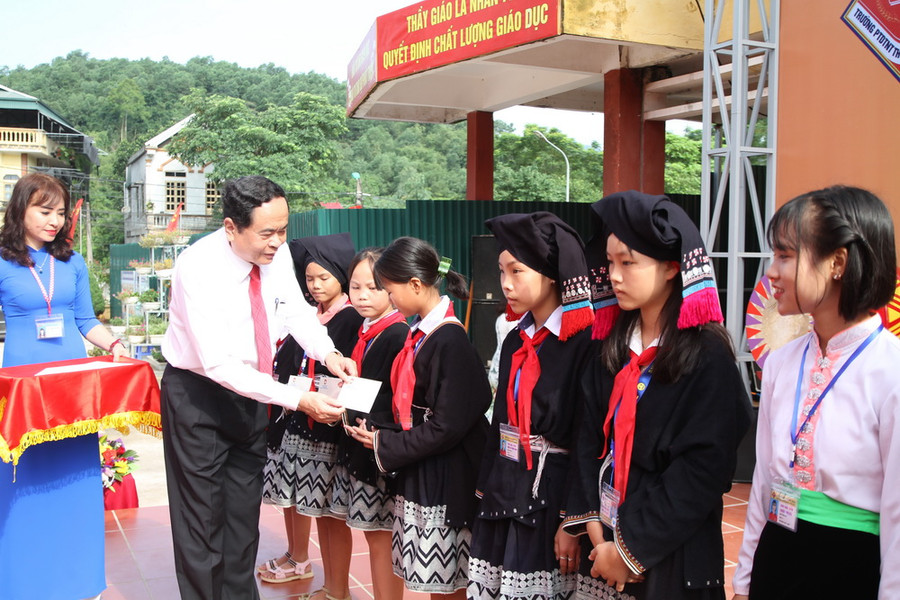 Chủ tịch Trần Thanh Mẫn trao quà cho các học sinh tiêu biểu Chủ tịch Trần Thanh Mẫn trao quà cho các học sinh tiêu biểu