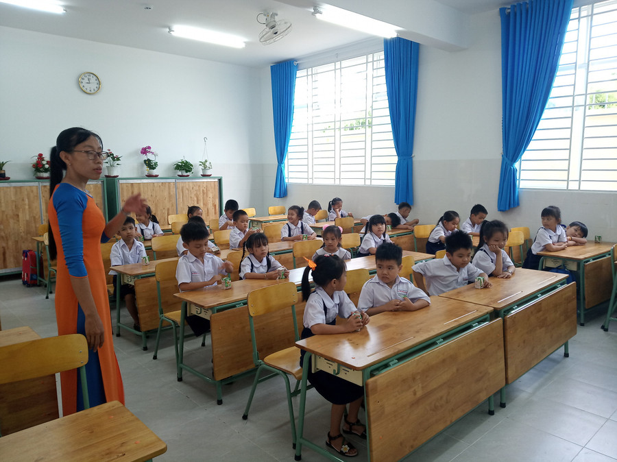 Phòng học với bàn ghế thiết bị mới cho năm học mới nhiều thuận lợi