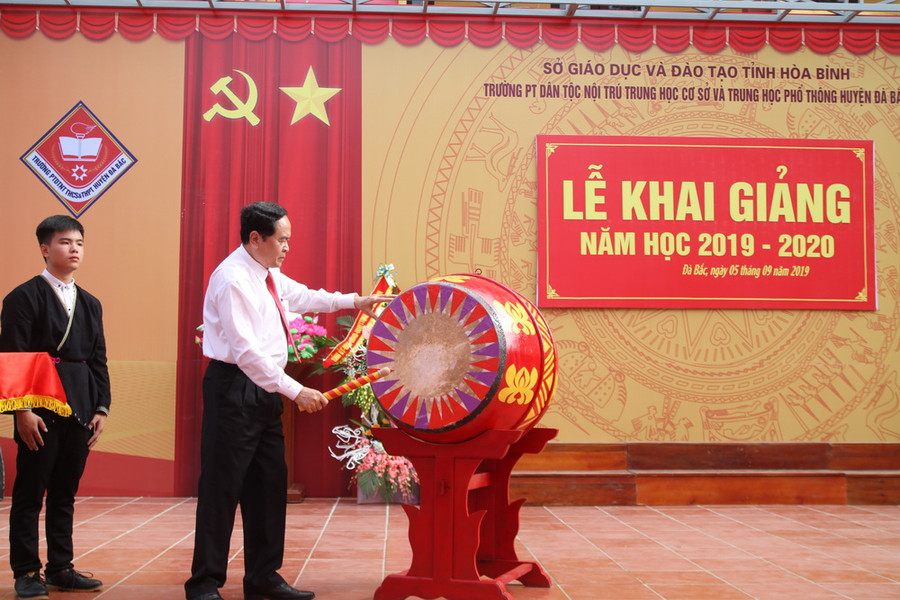 Chủ tịch Trần Thanh Mẫn đánh trống khai giảng Chủ tịch Trần Thanh Mẫn đánh trống khai giảng