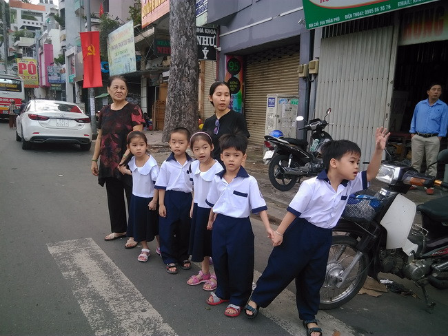 5 anh em (Huynh; Đệ; Lộc; Phượng; Muỗi) được bà nội và mẹ đưa đi khai giảng.
