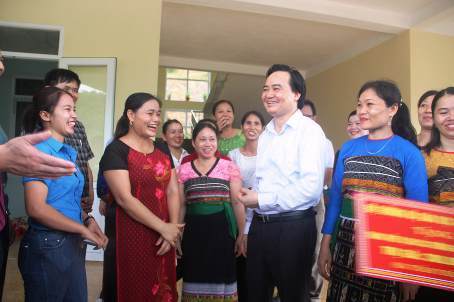 Bộ trưởng Bộ GD&ĐT Phùng Xuân Nhạ trò chuyện cùng đội ngũ cán bộ, giáo viên, công nhân viên tại Trường Mầm non Sơn Hà (huyện Quan Sơn, Thanh Hóa). Ảnh: Thế Lượng