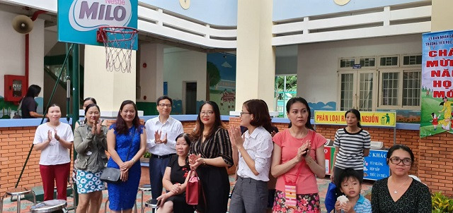 Phó thủ tướng Vũ Đức Đam lặng lẽ ra khu vực phía sau cùng phụ huynh đứng xem phần lễ